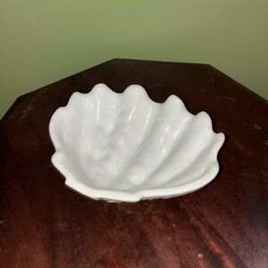 2 Piece White Shell-Shaped Glass Dish set